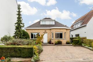 Op een schitterende locatie in een rustige staat te Meise bevindt zich deze praktische gezinswoning met 3 slaapkamers en leuke tuin op een perceel van 1030 m². U geniet hier tegelijk van de groene omgeving alsook van een uitstekende verbinding vlakbij de A12 op een boogscheut van Brussel. Nabijgelegen winkels, eet-en drankgelegenheden, scholen en het openbaar vervoer zijn vlot bereikbaar. <br /><br />We betreden de woning via de inkomhal. De leefruimte aan de achterzijde geeft rechtstreeks uit op het terras en geniet van veel lichtinval door de grote raampartijen. Deze kan worden ingericht met een gezellige zithoek en aparte eetplaats. Een speksteenkachel zorgt daarbij voor extra gezelligheid. De open keuken werd mooi geïntegreerd in het geheel en is voorzien van de voornaamste toestellen. Vanuit de woonkamer bereikt u een ruime en praktische berging. Het gelijkvloers beschikt verder nog over 2 slaapkamers, een ruime wasplaats en de badkamer, voorzien van douche, lavabo en toilet. Via de nachthal bereikt u nog een extra slaapkamer en toilet op de eerste verdieping. Tenslotte beschikt deze woning ook over een kelder. In de tuin met aangelegd terras en tuinpad kan u steeds in alle rust en privacy genieten van het mooie weer en de groene omgeving. Deze woning is asbestvrij en is uitgerust met zonnepanelen en airco. <br /><br />Dit is een fantastische opportuniteit als u op zoek bent naar een laagbouw woning met 3 slaapkamers en mooie tuin op een prima locatie te Meise. Contacteer ons op het nummer 0497 14 67 97 voor meer informatie of via info@boonstravastgoed.be<br /><br />Bijzonderheden: <br />- 3 slaapkamers<br />- Schitterende locatie <br />- Perceel van 1030 m²