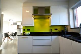 Ontdek deze leuke, gerenoveerde open bebouwing in het rustige Leffinge. <br />Deze charmante woning met drie slaapkamers biedt alles wat u nodig heeft om comfortabel en in een eigentijdse stijl te wonen. <br />Met een grondoppervlakte van maar liefst 553 m² en een volledig nieuw gebouwd bijhuis, geniet u optimaal van de tuin.<br />Dit is ideaal voor ontspanning of het organiseren van gezellige barbecues met familie en vrienden. <br />De zonnige tuin bevindt zich voornamelijk naast de woning en nodigt uit tot het 'buitenleven' tijdens de prachtige zomerdagen of de gezellige winteravonden.<br />Bovendien is er een oprit en een garage aanwezig, perfect voor het veilig stallen van uw wagen en extra opbergruimte. <br />Deze gerenoveerde, instapklare open bebouwing werd vooral esthetisch onder handen genomen. <br />De woning ligt in een rustige en kindvriendelijke buurt, vlakbij alle nodige voorzieningen, scholen en op een boogscheut van Middelkerke centrum.<br />Wilt u uw gezin een warme, gezellige thuis bieden in een prachtige omgeving? Dan is deze woning uw perfecte match. <br /><br />Neem vandaag nog contact op voor een bezichtiging en laat u verrassen door de kwaliteiten van deze unieke aanbieding!<br />STARTPRIJS: Elk schriftelijk bod wordt besproken met de eigenaars die het voorstel al dan niet kunnen aanvaarden.<br /><br />Voor meer informatie mail kris.bauwens@albert.immo of bel 0470/51 04 09