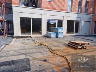 Casco en centraal gelegen nieuwbouw handelsgelijkvloers (160m²) met gezellig terras (130m²) op een TOPlocatie!Je eigen zaak in de vernieuwde...