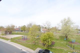 Ontdek dit verrassend groot en lichtrijk appartement in de rustige residentie "De Carnin", op wandelafstand van het centrum van Staden en met zicht...