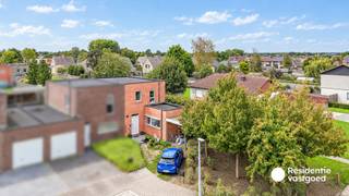 Welkom in de Ernest Claeslaan 45 te Lichtervelde! Deze ruime halfopen woning bevindt zich op het einde van een doodlopende straat in een rustige, residentiële woonwijk. Dankzij de centrale ligging geniet u van een vlotte bereikbaarheid van supermarkten, winkels, scholen, openbaar vervoer en tal van andere voorzieningen.<br /><br />Bij het betreden van de woning komt u terecht in de inkomhal met afzonderlijk gastentoilet. De bijzonder ruime en lichtrijke leefruimte geniet dankzij de grote raampartijen van een aangenaam zicht op de tuin. Aansluitend bevinden zich de eetplaats en de ingerichte keuken. Verder beschikt het gelijkvloers over een praktische wasplaats.<br /><br />Op de eerste verdieping bevinden zich drie slaapkamers, een handige berging en een badkamer uitgerust met een douchebad en lavabo.<br /><br />Ook buiten heeft deze woning heel wat te bieden! De prachtige, onderhoudsvriendelijke en zuidgerichte achtertuin vormt de ideale plek om in alle rust van het buitenleven te genieten. Daarnaast beschikt de eigendom over een carport, een praktische tuinberging en een aangename zijtuin.<br /><br />Warm geworden van deze recente woning? Contacteer ons vandaag nog voor meer informatie of een bezoek ter plaatse!<br /><br />De vermelde prijs is een richtprijs. Elk bod, hoger of lager, wordt voorgelegd aan de eigenaar, die zich het recht voorbehoudt dit te aanvaarden of te weigeren.<br />Neem voorsprong met een vrijblijvende schatting via: www.residentievastgoed.be/gratisonlineschatten