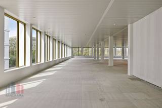 Dit uitzonderlijk kantoorgebouw van <strong>3.841 m²</strong> maakt deel uit van het hoogwaardig kantorencomplex "Atmos", bestaande uit vijf <strong>BREEAM OUTSTANDING-gecertificeerde gebouwen</strong>. Deze kantoren zijn instapklaar en liggen in een groene omgeving met een autoluw binnenplein. De kantoren zijn toekomstgericht en voldoen aan de aankomende strenge Europese regelgeving, zoals de EU-taxonomie. Het complex biedt ruime ondergrondse parkeermogelijkheden, inclusief laadpalen, en een openbare parking in aanbouw..<br /><br />Het gebouw is strategisch gelegen aan "<strong>The Loop</strong>", de R4-ring rond Gent, op slechts 4 minuten rijden van de<strong> E40-op- en afrit Sint-Denijs-Westrem</strong> en 7 minuten van de E17. Het Sint-Pietersstation bevindt zich op 1,6 km afstand, wat neerkomt op 8 minuten fietsen of 22 minuten wandelen. Daarnaast ligt een tramhalte op slechts 900 meter. Het kantoorgebouw biedt ook uitstekende zichtbaarheid vanaf de R4. "The Loop" ondergaat een verdere transformatie naar een nieuwe levendige stadswijk waar naast grote kantoren, winkels en evenementen ook plaats is voor andere functies zoals wonen, verschillende types handel en recreatie. Het stadsdeel krijgt een nieuwe structuur met méér groen waar men wonen en werk wenst te combineren. <br /><br />Voor meer informatie, het lastenboek of een vrijblijvend plaatsbezoek, neem contact op met<strong> PANORAMA B2B GENT KANTOREN </strong>via <strong>09 225 09 02</strong>.