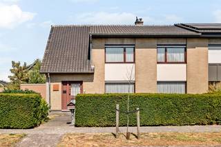<p>In een rustige laan in Moerbeke staat deze gezinswoning uit 1973 op een perceel van 699 m². Een woning met een stevige basis en veel volume, en met EPC-label D een uitzondering in haar bouwjaar: de renovatieverplichting is hier niet van toepassing.</p><p>Indeling</p><p>Gelijkvloers: inkomhal, apart toilet, leefruimte, keuken, veranda, inpandige garage en toegang tot de tuin.</p><p>Eerste verdieping: nachthal, drie slaapkamers en de badkamer.</p><p>Verder: zolder en bijgebouwen in de tuin.</p><p>Troeven:</p><p>- EPC-label D, geen renovatieverplichting van toepassing</p><p>- Perceel van 699 m² met tuin</p><p>- Inpandige garage en veranda</p><p>- Drie volwaardige slaapkamers</p><p>- Bushalte op minder dan 250 m (mobiscore 6,7/10), dorpskern vlakbij</p><p>Interesse? Boek je bezichtiging via onze website of bel ons rechtstreeks.</p>