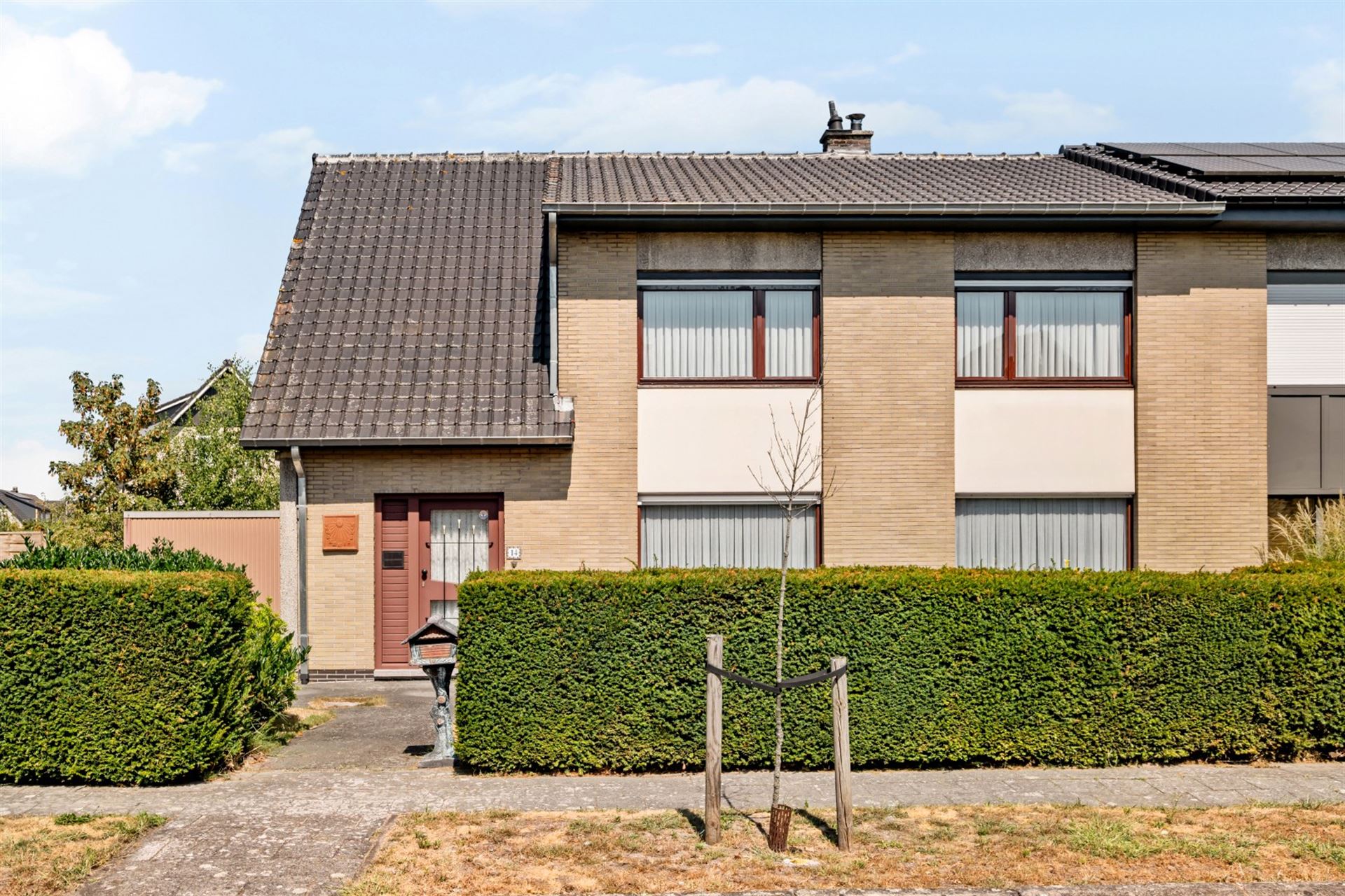 Gezinswoning met 3 slaapkamers en inpandige garage op 699 m². - foto 2