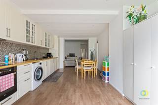 Op een steenworp van het centrum van Grimbergen, in een kleinschalig gebouw van slechts vier units vindt u dit instapklare gelijkvloers...