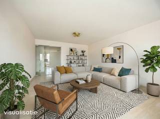 <p><strong>Lichtrijk, centraal gelegen 2-slpk.-appartement met terras en autostaanplaats (verplicht bij aan te kopen), vlakbij het station van Turnhout. EPC-label B (135 kWh/m²).</strong></p>
<p><strong>Ligging:</strong> Centrum van Turnhout, nabij het winkels en het station.</p>
<p><strong>Indeling: </strong>Inkomhal, toilet, berging, badkamer, twee slaapkamers, terras, woonkamer, keuken, wasplaats, autostaanplaats.</p>
<p><strong>Omschrijving: </strong>Dit lichtrijke appartement bevindt zich op de 3e verdieping van een verzorgd gebouw met lift. Het appartement is centraal gelegen in het hart van Turnhout, met een aangenaam uitzicht op het station en op wandelafstand van winkels, scholen en openbaar vervoer. De inkomhal met vestiaire geeft toegang tot een apart toilet met handwasser. De badkamer is voorzien van een lavabo, douche en ligbad. Verder is er een praktische berging aanwezig. Achteraan bevinden zich twee slaapkamers, waarvan één met rechtstreekse toegang tot het terras. De woonkamer geniet van veel natuurlijke lichtinval. De aparte keuken is uitgerust met een vaatwasser, koelkast, oven, inductiekookplaat en dampkap, en beschikt aansluitend over een berging met aansluiting voor wasmachine en droogkast.</p>
<p>De private autostaanplaats is verplicht bij aan te kopen aan €20.000.</p>
<p><strong>Een lichtrijk appartement op een gunstige locatie, ideaal voor wie centraal wil wonen met alle voorzieningen binnen handbereik!! Contacteer ons voor een afspraak, 014 41 42 42.</strong></p>
<p><em><strong>Bijzondere informatieplicht:</strong> in aanvraag.</em></p>