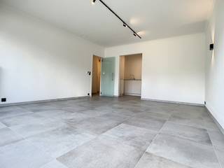 Indeling: Inkomhal met gastentoilet, ruime moderne woonkamer met open geïnstalleerde keuken, badkamer met inloopdouche en één volwaardige...