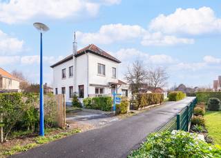 Nous vous proposons avec fierté cette villa à rénover, située au 2, Taliterstraat à Koksijde-Bad.Cette maison de caractère, pleine de potentiel,...