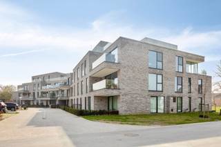 Dit ruim 1-slaapkamer appartement is gelegen in het project Jabit'O te Jabbeke. In dit appartement kan de keuken nog gekozen worden! <br /><br />Het appartement kent volgende indeling: <br />inkom met gastentoilet, ruime slaapkamer met en-suite badkamer, toegang tot de open eet- en leefruimte met volledig ingerichte keuken. Toegang naar de handige berging met de nodige aansluitingen. <br /><br />Geniet van 5 jaar lang een vrijstelling op de onroerende voorheffing dankzij een E-peil lager dan 20. Bij het appartement zijn 4 zonnepanelen inbegrepen bij de prijs. <br />Bij het appartement dient een ondergrondse parkeerplaats te worden aangekocht, al dan niet met kelderberging. Prijzen vanaf 29 000 euro, excl. kosten. <br /><br />Graag een idee van de totale investering of wil je graag meer informatie en een bezoek ter plaatse? Neem contact op met Margaux op het nummer 0479 61 53 82 of via mail naar margaux@vestadevelopment.be