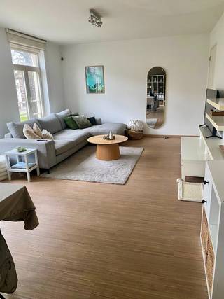 Mooi afgewerkt en lichtrijk appartement gelegen op de eerste verdieping in een verzorgd gebouw. Indeling als volgt; inkomhal, lumineuze leefruimte...
