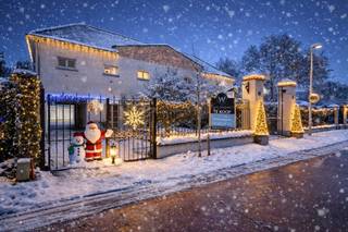 Dit schitterende penthouse is gevestigd in een stijlvol gerenoveerde graanschuur uit de jaren '40. Het karaktervolle, volledig vernieuwde gebouw is omgevormd tot drie luxe appartementen en biedt een ongeëvenaarde woonsfeer. Het gebouw is gelegen in een autoluwe fietsstraat, nabij het centrum van Kapellen. Hier geniet u van de serene omgeving, omgeven door groen en stilte.<br /><br />Bij binnenkomst via de smeedijzeren poort, wordt u verwelkomd door een fraai aangelegde voortuin en een indrukwekkend houten inkomportaal. Deze entree geeft al direct een warm en uitnodigend gevoel.<br /><br />Het unieke appartement combineert modern comfort met een stijlvolle afwerking en verwelkomt u via een ruime inkomhal, voorzien van een gastentoilet en ingemaakte vestiairekasten. De hal leidt naar de royale leefruimte van +/- 50 m², afgewerkt met een elegante parketvloer en ramen die zorgen voor een overvloed aan natuurlijk licht. De open designkeuken is een ware eyecatcher en geheel uitgerust met hoogwaardige inbouwtoestellen, maatkasten en een groot eeteiland met plek voor zes Personen. Aangrenzend vindt u een praktische berging en een compact overdekt buitenterras. Centraal in het appartement geven grote schuiframen toegang tot het grote zuidwest georiënteerde terras, waar u kan genieten van een prachtig verzicht. <br /><br />Daarnaast beschikt het appartement over twee comfortabele slaapkamers van respectievelijk 13 m² en 12 m², een praktische berging/waskamer en een smaakvol ingerichte badkamer met een ligbad, een dubbele wastafel en een tweede toilet.<br /><br />Achteraan is een private garagebox met automatische poort en een gemeenschappelijke fietsenberging voorzien. <br /><br />** Dit appartement beschikt over volgende troeven:** <br />- Private garagebox mee inbegrepen<br />- Kleinschalig gebouw met lage gemeenschappelijke lasten <br />- Rustige en groene omgeving <br />- Zonnig terras met optimale zuidwest oriëntatie <br />- Elektriciteit conform <br />- Goede bereikbaarheid van winkels, invalswegen en de "fietsostrade" naar Antwerpen<br /><br />Overtuig uzelf van de charme, het comfort en de prachtige omgeving tijdens een bezoek ter plaatse!<br /><br /><br />* Wolf Vastgoed – waar uw woonwensen werkelijkheid worden *
