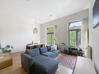 <p><strong>Plan je afspraak in via www.living-stone.be</strong></p><p>Aan de Leopold II laan in Sint-Jans-Molenbeek vind je dit aangename appartement van 81 m², ideaal voor wie op zoek is naar een instapklare thuis met een centrale ligging. Gelegen op de 2e verdieping, met een lift aanwezig.</p><p>De inkomhal geeft je toegang tot de verschillende leefruimtes; een lichtrijke woonkamer met een open en een volledig ingerichte keuken, een balkon, beide slaapkamers bieden toegang tot het terras achteraan, een badkamer met lavabo, douche in bad en aansluiting voor de wasmachine.</p><p>Daarnaast beschikt het appartement over een kelder en een inpandige parkeerplaats, een groot voordeel in deze drukke Brusselse buurt.</p><p>Tevens is er een gemeenschappelijke fietsenberging in het gebouw en een vuilnislokaal.</p><p>Maandelijks <strong>€150 </strong>provisie voor verwarming en onderhoud gemeenschappelijke delen.</p><p>Centraal gelegen met vlotte verbindingen naar het centrum van Brussel en invalswegen. Winkels, scholen en openbaar vervoer bevinden zich op wandelafstand.</p><p>Gunstige EPC-waarde 91kWh/m².</p><p><strong>Onmiddelijk beschikbaar. </strong>Tevens mogelijkheid tot overname van meubels.</p>