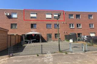 Dit verzorgd appartement biedt een mooie combinatie van ruimte en comfort. Met drie volwaardige slaapkamers, een balkon en deels voorziene rolluiken is dit de ideale woonst voor wie op zoek is naar een praktisch en instapklaar appartement. De garagebox achteraan op het terrein biedt ruimte voor uw voertuig of andere spullen.<br /><br />=> Ligging<br />Het appartement geniet van een centrale maar rustige ligging in Hamont. Winkels, scholen, horeca en het station bevinden zich op korte afstand, waardoor alle dagelijkse voorzieningen vlot bereikbaar zijn. Bovendien ligt het prachtige Stadspark met zijn wandel- en recreatiemogelijkheden vlakbij. Dankzij de groene omgeving en de nabijheid van de Nederlandse grens combineert deze locatie rust met een uitstekende bereikbaarheid.<br /><br />=> Tweede verdieping<br />- Inkomhal<br />- Lichtrijke leefruimte met tegelvloer<br />- Ingerichte keuken voorzien van inductiekookplaat, afzuigkap, oven, microgolfoven, koelkast, vaatwasser en spoelbak<br />- Drie slaapkamers voorzien van laminaatvloer<br />- Badkamer met douche, enkele wastafel en aansluiting voor wasmachine en droogkast<br />- Balkon aan de voorzijde met zicht op bibliotheek en klooster<br /><br />=> Terrein achter<br />- Afgesloten garagebox