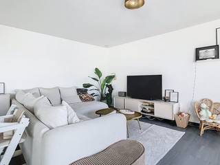 Bent u op zoek naar een kwaliteitsvolle woonst? Dit uitstekend onderhouden pand in Beveren biedt een zee aan ruimte en geniet van een overvloed aan natuurlijk licht. Dankzij de centrale ligging in de Glazenleeuwstraat combineert u hier het comfort van een rustige thuisbasis met de nabijheid van alle nodige voorzieningen.Dit appartement onderscheidt zich door de piekfijne staat waarin het verkeert. Of u nu op zoek bent naar een nieuwe woonplaats nabij lokale winkels of een goede verbinding met het openbaar vervoer belangrijk vindt, dit appartement is een unieke kans.Een extra troef is het gunstige EPC-label A, wat leidt tot lage energiekosten.De indeling van dit appartement in Beveren is als volgt:*Inkomhal*Lichtrijke leefruimte*Uitgeruste keuken*Slaapkamer 1*Slaapkamer 2*Badkamer met inloopdouche*Gezellig terras*CarportTechnisch: centrale verwarming op gas, hoogrendementsglas, parlofoon.Het forfait voor de gemeenschappelijke kosten bedraagt € 60/maand (onderhoud gemene delen, water en elektriciteit gemene delen, onderhoud lift, syndicus)Het appartement is beschikbaar vanaf 15 mei 2026.Om een bezoek te brengen vragen wij vooraf uw huurprofiel aan te maken als volgt: ga naar het pand op onze website: www.dewaele.com. Bij het pand ziet u een rode knop "bezoek aanvragen". Als u daar klikt, kan u het huurprofiel aanvullen.