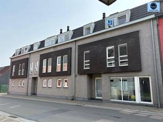 <p><span>!!!VERKOCHT!!!</span></p><p><span>ZEER GOED GELEGEN APPARTEMENT MET 2 SLAAPKAMERS</span></p><p><span>Zeer goed gelegen op een boogscheut van het vakantiedomein 'De Gavers'.</span></p><p><span>Het appartement bevindt zich op de 2de verdieping en is voorzien van een leuke inkomhal, living met openkeuken en zicht op de velden, terras achteraan, 2 slaapkamers, toilet, badkamer en een berging.</span></p><p><span>Achteraan bevindt er zich een garage, deze kan optioneel bijgekocht worden.</span></p><p><span>Het appartement wordt verwarmd met aardgas en voorzien van HR beglazing.</span></p><p><span>Troeven:</span></p><p><span>Zeer gunstig EPC A!</span></p><p><span>Elektrische keuring conform AREI!</span></p><p><span>Topligging!</span></p><p><span> </span></p><p><span>Vastgoedinlichtingen in aanvraag!</span></p><p><span> </span></p><p><span>Voor info en bezoek, aarzel niet en bel 0475/51.40.73 of stuur een e-mail naar <span>info@svena.be</span></span></p><p><span> </span></p><p><span>Deze gegevens zijn louter informatief en wij kunnen niet aansprakelijk gesteld worden voor eventuele onjuistheden.</span></p><p><span>De bewoonbare oppervlakte is slechts indicatief.</span></p><p><span> </span></p>