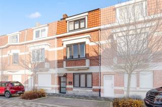 <p><span>In een stille straat zonder doorgaand verkeer en binnen een zone 30, ligt deze ruime, in 2018 vernieuwde woning. Aan de buitenkant valt onze blik op het nieuwe, donkere buitenschrijnwerk in pvc, de speciale videobel, de erker op de eerste verdieping en de luifel boven de voordeur. Binnen verrassen de authentieke, geschuurde trappen, de hoge plafonds en de houten wandversiering in de living. De gunstige epc-score werd bereikt door installatie van een condensatieketel, vloerverwarming en doorgedreven isolatie. In de living  die uitgeeft op de open keuken, is zelfs 20cm glaswol voorzien boven het plafond. De keuken met composieten kookeiland is volledig uitgerust met koelkast, vriezer, vaatwasser, kookvuur en dampkap. De tuinberging is bekleed met Thermowood en voorzien van warm water, boiler, ontkalker en elektrische verwarming. Ze kan dienstdoen als bureel/hobbyruimte. De nieuwe badkamer omvat een bad, inloopdouche (regenfunctie), hangtoilet, dubbel meubel en sierradiator. De master bedroom is net als één van de twee overige kamers, voorzien van een airco (warmtepomptechnologie). In de derde kamer werd een vaste dressingkast geïnstalleerd. In de meeste kamers komt een UTP-kabel toe (internet). Overal in huis werden LED-spots in het plafond verwerkt. Lichtarmaturen en gordijnen zijn begrepen in de prijs. Ten slotte vermelden we nog de 12 zonnepanelen op het dak en de vele stopcontacten doorheen de woning.</span></p><p><span> </span></p>