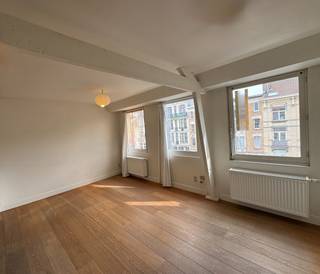 TE HUUR – GENT. Ontdek deze stijlvolle en gezellige studio op de derde verdieping van een charmant gebouw met lift, op steenworp van...