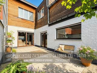 <span><span><strong>🏠 Ontdek je nieuwe thuis tijdens het weekend van de OPENKIJKDAGEN!<br />📅 Zaterdag 17 oktober⏰ 13u - 14u30<br />📌 Vrij toegankelijk – GEEN afspraak nodig<br />📞 Wil je eerder al een kijkje nemen? Bel ons op ☎️ 055 30 92 90</strong></span></span><br /><br />Charmante stadswoning met INPANDIGE GARAGE, DRIE SLAAPKAMERS, ZONNIGE TUIN en UITSTEKENDE LIGGING in Oudenaarde. Via de inkomhal, bereikbaar langs de inpandige garage, komt u binnen in deze INSTAPKLARE woning waar comfort en functionaliteit hand in hand gaan. De gezellige leefruimte vormt samen met de volledig ingerichte keuken en eetplaats het warme hart van de woning, ide. Daarnaast beschikt de woning over een PRAKTISCHE KELDER die extra bergruimte biedt. Op de eerste verdieping bevinden zich drie volwaardige slaapkamers, een open nachthal met gezellige zithoek en een ingerichte badkamer. Buiten geniet u van een ONDERHOUDSVRIENDELIJKE TUIN met ZONNIG TERRAS, een aangename plek om tot rust te komen in alle privacy. Ook technisch is deze woning goed uitgerust dankzij DAKISOLATIE, DUBBELE BEGLAZING en een RECENTE CV-KETEL, wat bijdraagt aan een energiezuinig wooncomfort. De rustige ligging aan de rand van Oudenaarde vormt een belangrijke troef, met winkels, scholen, horeca en het stadscentrum op wandelafstand. Bovendien zorgt de VLOTTE AANSLUITING OP DE N60 voor een uitstekende bereikbaarheid richting Gent en de omliggende gemeenten.<br /><br />Adres: Pauwel Vander Scheldenstraat 9 te Oudenaarde<br /><br />Geen renovatieplicht; P-score: C, G-score: A