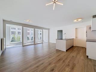 Dit nieuwbouwappartement te huur is gelegen in het historisch centrum van Antwerpen, in het project 'De Dams'. Het project wordt gekenmerkt door historische gebouwen, gecombineerd met de moderne architectuur. Winkels en openbaar vervoer liggen in de directe nabijheid. Indeling:- inkomhal- woonkamer met open geïnstalleerde keuken - 2 slaapkamers - geïnstalleerde badkamer- apart toilet- berging- ondergrondse autostaanplaatsExtra troeven:- unieke locatie in het historisch centrum van Antwerpen- onmiddellijk beschikbaar- terras- automatische verduistering- gemeenschappelijke fietsenberging- lift- EPC label A- uitstekende mobiscore: 9,4/10Maandelijkse kosten: 150 euro per maand voor het onderhoud en verbruik van de gemeenschappelijke delen.Bent u geïnteresseerd in deze woning te huur in Antwerpen?Aarzel dan niet om een bezoekaanvraag in te dienen via onze website via de daar voorziene rode balk.Wenst u uw eigendom ook te koop of te huur te stellen? We helpen u graag verder. Steeds tot uw dienst om u verder te helpen met al uw vragen over vastgoed.
