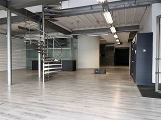 Dit commercieel pand met een totale oppervlakte van ca. 988m² biedt dankzij de open structuur en indeling tal van gebruiksmogelijkheden. Het...