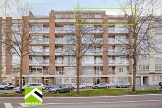 Près du centre, sur l'avenue Albert, vous trouverez ce spacieux appartement sous les toits avec les plus belles terrasses et une combinaison unique d'espace, de lumière et d'espaces extérieurs.<br /><br />DISPOSITION :<br />x beau salon avec de magnifiques terrasses de toit à l'avant et à l'arrière, et beaucoup de lumière naturelle grâce aux grandes baies vitrées ;<br />x la cuisine est située à l'avant de l'appartement et est aménagée de manière pratique en forme de L avec coin repas ;<br />x buanderie attenante ;<br />x deux chambres complètes + une pièce supplémentaire qui peut parfaitement servir de bureau, de salle de hobby ou de troisième chambre ;<br />x petite chambre côté rue, idéale comme chambre d'amis ou bureau ;<br />x deux salles de bains, dont une actuellement hors service ;<br />x buanderie ;<br />x dans le couloir de nuit se trouve un débarras pratique.<br /><br />x Grande terrasse ensoleillée à l'arrière d'environ 60 m², orientée sud-ouest ;<br />x Deuxième terrasse à l'avant de 22,4 m², avec vue sur la Basilique et la ceinture périphérique.<br /><br />x L'appartement est également livré avec un garage fermé et un espace de stockage supplémentaire à l'arrière.<br /><br />x L'ascenseur va du sous-sol/garage jusqu'au cinquième étage, le dernier étage n'est accessible que par les escaliers.<br /><br />INTÉRESSÉ ? Prenez rendez-vous par téléphone pour une visite au numéro 012 23 00 23 ou envoyez vos questions par e-mail à roland@immo-leroi.be.