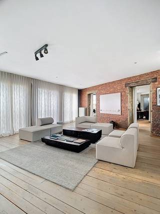 Deze loft is gelegen op de tweede verdieping van een kleinschalig gebouw en is bereikbaar via de trap. De keuken is volledig uitgerust met een koelkast, vaatwasser, oven en kookplaat. Er is een aparte bureauruimte, die momenteel als slaapkamer wordt gebruikt. Maar het pand kan ook dienen als kantoor/showroom.<br /><br />De badkamer beschikt over een apart toilet en er is een praktische bergruimte met aansluiting voor een wasmachine.<br /><br />De Jonghelinckstraat is een rustige zijstraat van de Broederminstraat. Op wandelafstand bevindt zich supermarkt Colruyt en op slechts vijf minuten wandelen ligt de Troonplaats, met een ruim aanbod aan cafés en restaurants. Dankzij de nabijheid van de Amerikalei is ook de Antwerpse ring vlot bereikbaar.<br /><br />Fietsen kunnen veilig gestald worden achter de inkompoort. Daarnaast bestaat de mogelijkheid om overdekte autostaanplaatsen te huren in nabijgelegen panden.<br /><br />Onmiddellijk beschikbaar, gemeenschappelijke kosten: €150/maand en nutsvoorzieningen individueel.