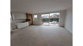 Een mooi afgewerkt en energiezuinig gelijkvloers appartement (links vanuit de straatkant gezien) bestaande uit een woonkamer met open,...