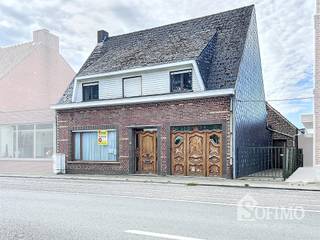 TE RENOVEREN WONING MET VEEL POTENTIEEL OP EEN PERCEEL VAN 1193M² IN HET CENTRUM VAN VLAMERTINGE INDELING VAN DE WONING:BIJ HET BETREDEN VAN DE...