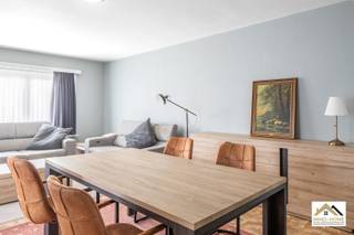 Het karaktervolle gebouw, met een doorgang onder het pand naar de 7 garages, herbergt drie wooneenheden.Op de 1ste verdieping(101 m2) bevindt zich...