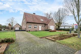Tiptop onderhouden en rustig gelegen gezinswoning met 4 slaapkamers op een riant perceel van 2.117m² in een doodlopende straat, vlakbij...