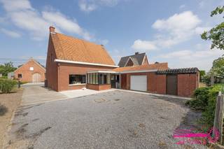 * Ruime alleenstaande woning met landelijk zicht vanuit de tuin<br />* Centrale en vlot bereikbare ligging<br />* Bouwjaar 1966<br />* Grondoppervlakte 732M²<br />* Verdiep - 1 : droge kelder<br />* Verdiep 0 : inkomhal - living - keuken - veranda - badkamer - inpandige garage - koterij en veel opbergruimte<br />* Verdiep 1 : nachthal - 3 slaapkamers - zolderruimte (mogelijks nog in te richten met extra slaapkamers)<br />* EPC : Label F : 544 kWh / (m² jaar) UC 3903284<br />* Vg/Wg/Vv/Gvkr/Gmo<br />* Beschikbaar bij notariële akte