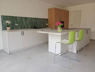 <p>Ontdek deze moderne nieuwbouwwoning met 3 slaapkamers, gelegen op een rustige locatie. Met een EPC-score A+ geniet u van maximale energiezuinigheid en lage energiekosten. De architectuur kenmerkt zich door strakke lijnen en een hedendaagse afwerking met kwalitatieve materialen.</p><p>De woning biedt een ruime en lichte leefruimte, ideaal voor gezinsleven en entertainment. De grote raampartijen zorgen voor een aangename lichtinval en een connectie met de buitenomgeving.<br />De volledig ingerichte, warme en gezellige keuken vormt het kloppend hart van de woning – een plek waar design en functionaliteit perfect samensmelten en waar elk detail klopt. De drie slaapkamers bieden voldoende ruimte voor het hele gezin.<br />De badkamer is voorzien van dubbel wastafel, inloopdouche en ligbad<br />Bovendien is er een aparte kantoorruimte, garage en ruime kelder die vrij ingericht kunnen worden (hobby-ruimte, wijnkelder, berging....)</p><p>Duurzaamheid/technieken:<br />- warmtepomp, vloerverwarming, ventilatiesysteem type D en optimale isolatie<br />- domotica<br />- vaatwas, combi-oven, koelkast...</p><p>Deze woning is een uitstekende keuze voor wie op zoek is naar comfort, duurzaamheid en een groene tuin met terras.</p><p>En de woning kan mits voorwaarden gekocht worden aan 6% BTW-tarief</p>