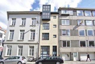 Rustig wonen, maar toch op een toplocatie nabij het Mechelsplein? Dat is mogelijk in dit instapklare appartement. Het is gelegen in een straat evenwijdig aan de leien en vlot bereikbaar met het openbaar vervoer en de auto en stadsfietsen staan om de hoek. <br /><br />Het duplex appartement ligt op de eerste verdieping van een kleinschalig gebouw zonder lift. De woonruimte op parket heeft een volledig open indeling en is uitgerust met een nieuwe keuken. Deze is uitgerust met oven, vuur en koelkast. Apart toilet, ideaal wanneer je gasten ontvangt. Lager gelegen (sousterrain) ligt de slaapkamer met ensuite badkamer. Ook de badkamer werd volledig vernieuwd en is voorzien van ruime inloopdouche, lavabomeubel met verlichte spiegel en aansluiting voor wasmachine. De slaapkamer is zeer ruim en heeft een L-vorm. Hierdoor is deze ideaal om een home office of dressing te creëren. <br /><br />Bijzonderheden:<br />Het appartement is beschikbaar vanaf: 1 oktober.<br />Maandelijkse kosten: €26,00 (inclusief water en verlichting gang)<br />Elektriciteit met eigen meters. Verwarming op elektriciteit. <br />EPC: 383 kWh/m²