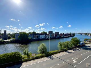 Dit ONMIDDELLIJK BESCHIKBAAR dakappartement situeert zich op de 3de verdieping van residentie “Captain Colle” en is gelegen vlakbij de dorpskernen van Wondelgem en Mariakerke. Dit instapklaar appartement (95m²) met bijhorende privatieve zolder (30m²) biedt alle comfort, heeft een pittoresk uitzicht op de Gentse voorhaven en is uitstekend gelegen op een boogscheut van Wondelgem Station en het havengebied. Dit lichtrijk appartement omvat: inkomhal (4m²) met gastentoilet (2m²), praktische berging / wasplaats (4m²), sfeervolle leefruimte (36m²) met grote raampartijen en directe toegang tot het westelijk relax–terras (6m²), halfopen ingerichte keuken (11m²) voorzien van alle toestellen, nachthal (3m²), 2 aangename slaapkamers (elk 12m²) en een ingerichte badkamer met afzuiging (5m²). Tevens beschikt deze parel nog over een handige OPBERGZOLDER (30m²) en een PRIVATIEVE GARAGEBOX (18m² - verplicht bij aan te kopen voor € 25.000) aan de voorzijde van het gebouw. TROEVEN: CV op aardgas (nieuwe condensatieketel VAILLANT) & hoogrendementsglas in PVC, elektriciteit in goede staat, eigen tellers EGW alsook nieuw afzuigsysteem (badkamer), parlofonie en Telenet aanwezig! EPC: 209 kWh/m² - VRIJ BIJ AKTE! Bel IMMOBOSS voor bezoek - 0495/265 333 - TOPPER!