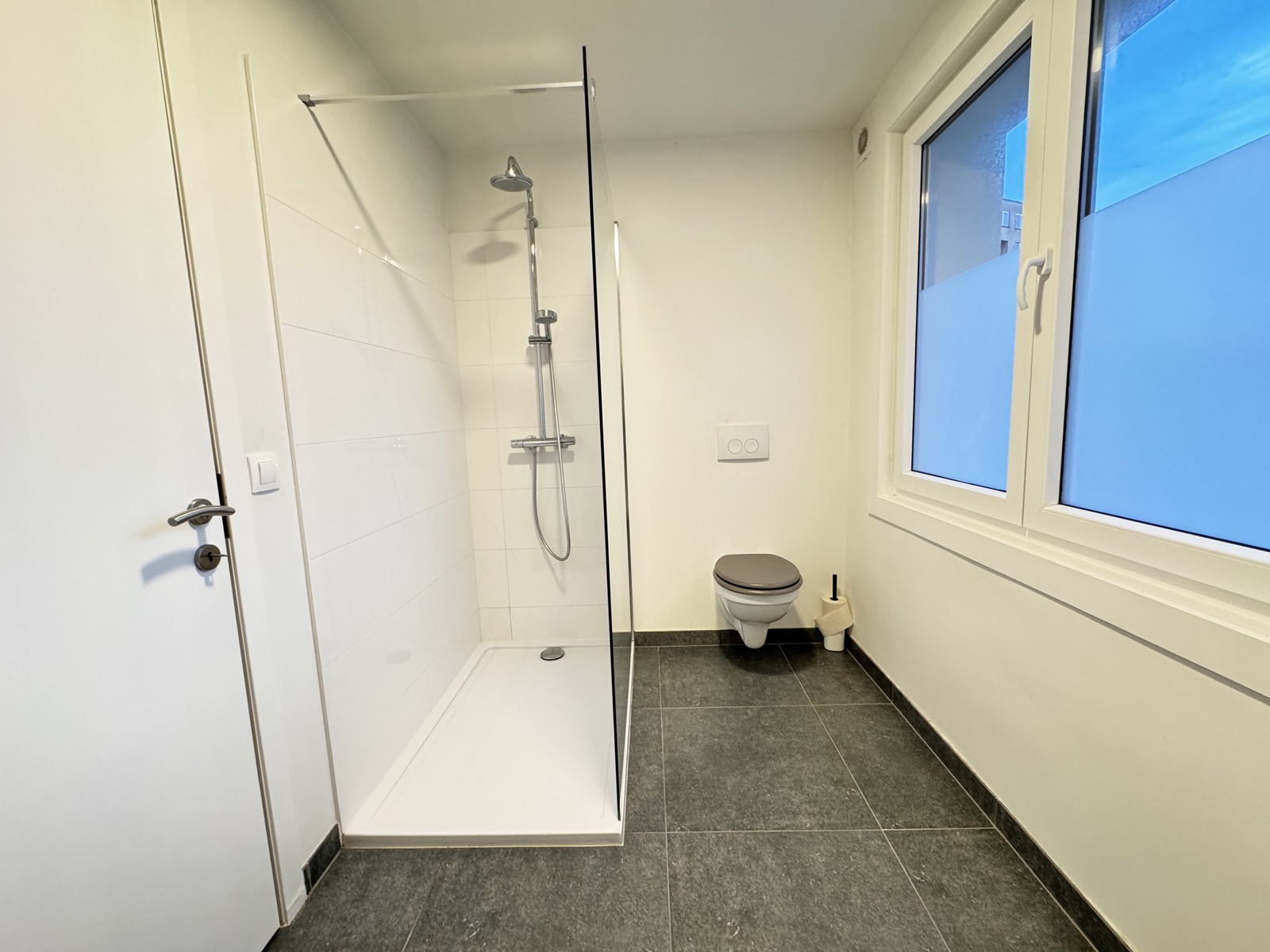 Gerenoveerd tweeslaapkamer appartement te Oostende. - foto 4