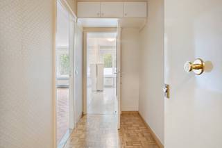 Indeling: Gelijkvloerse verdieping:- gemeenschappelijke inkomhal- traphal en liftenVerhoogde gelijkvloerse verdieping:- inkomhal met een ingemaakte vestiairekast- gedeeltelijk uitgeruste keuken (7,72m²)- woon- en eetkamer (24,10m²)- nachthal- slaapkamer 1 (14,90 m²)- badkamer met douche, toilet, lavabo en voorzieningen voor was en droogmachine (3,84m²)Verdieping -1:- privatieve kelderberging - garage voorzien van een dubbele autostaanplaatsBijzonderheden:- uitstekend EPC label (B)- volledig asbestveilig- netjes onderhouden gebouw met lift - ideaal gelegen nabij het centrum van Hoboken, openbaar vervoer, parken, scholen, winkels...Bent u geïnteresseerd in dit appartement te koop in Hoboken? Aarzel dan niet om contact met ons op te nemen via janice.racaj@dewaele.com of op 03 206 76 73. Wenst u uw eigendom ook te koop of te huur te stellen? We helpen u graag verder. Steeds tot uw dienst om u verder te helpen met al uw vragen over vastgoed!