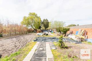 Bent u opzoek naar een opbrengsteigendom in Eeklo? Dan is dit pand, onderverdeeld in een woon(handels)huis met garage + 13 garageboxen + een...