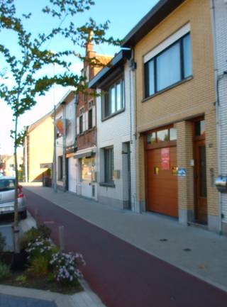 Particuliere verkoop — 330.000 Eur<br />Huis en atelier te koop<br />Tereken 62 - St Niklaas<br />Omschrijving:<br />Karaktervolle woning met atelier en garage<br />met een totale oppervlakte van 246 m².<br />Electriciteit, water en verwarming volledig<br />vernieuwd. Grote living-salon, keuken met<br />toestellen, doucheruimte en sanitair, bergruimte.<br />Trap met traplift.<br />Verdiep telt 2 grote slaapkamers.<br />Trap naar volledige afgewerkte en geïsoleerde<br />zolder, klaar voor 2 extra slaapruimtes.<br />Huis leent zich voor tal van mogelijkheden<br />voor renovatie of personalisatie.<br />De woning is bereikbaar langs voor- en<br />achterzijde en heeft 3 staanplaatsen aan<br />de achterzijde (1 straatkant, [doorgestreept/onduidelijk]<br />afgesloten en 1 afgesloten) en 1 aan de voorzijde.<br />Atelier kan multipel gebruikt worden.<br />EPC waarde C voor de verbouwing(en).<br />Info en bezoek:
