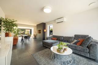 <strong>SMAAKVOLLE, ZEER ENERGIEZUINIGE GEZINSWONING MET 3 SLAAPKAMERS, ZONNEPANELEN EN KNAP AANGELEGDE TUIN OP GEZINSVRIENDELIJKE LOCATIE TE GENK (TERMIEN) !<br /><br /></strong>Deze instapklare, halfopen gezinswoning is gelegen in een doodlopende straat in een rustige en gezinsvriendelijke buurt te Termien in Genk. Deze ligging impliceert een zeer vlotte verbinding met het centrum van Genk, naar omliggende steden Hasselt en Diepenbeek, alsook de oprit naar de autostrade via de Westerring. Op wandelafstand word je getrakteerd op de groene omgeving van “De Maten” en op fietsafstand op het gezellige en groene domein Bokrijk.<br /><br />Deze bijna energie neutrale (BEN-)woning met een negatief E-peil van -13 werd vervolledigd in 2019 (met een gelijkvloerse uitbreiding van de woning die vervolledigd werd in 2024) op een westelijk gericht perceel van 3a75ca en wordt gekenmerkt door de keuze van veel lichtinval, gebruik van strakke, smaakvolle materialen en energetisch waardevolle technieken. Deze prachtige woning bevindt zich zo goed als in nieuw-staat.<br /><br />Deze woning werd onder andere voorzien van verwarming via elektrische warmtepomp met geïntegreerde warmwaterboiler in combinatie met vloerverwarming, daarnaast zeer goed isolerende PVC profielen met driedubbele beglazing, 4.800 wp zonnepanelen, 4 split-airco toestellen, ventilatiesysteem D, een regenwaterput van 5.000l (aangesloten op de<span> </span>buitenkraan en toiletten).<br /><br />Gelijkvloers vind je eerst de inkomhal met gastentoilet, rechts de ruime leefruimte met handige, ingebouwde bureauhoek en een (gedeeltelijk) open keuken afgewerkt met granieten werkbladen en alle nodige toestellen (afwasmachine, spoeltafel met uitneembare mengkraan en afdruipzone, koel- en vriescombinatie, heteluchtoven, combi-microgolfoven, vitro-keramisch kookvuur en inbouw-afzuigkap). Naast de keuken tref je een uiterst handig ingerichte wasplaats/berging. De gelijkvloerse verdieping loopt dan verder in de extra, aangebouwde leefruimte voorzien van grote raampartijen (aluminium) en zonnewerende lichtstraat / lichtkoepel. Deze ruimte biedt op haar beurt toegang naar terras en tuin.<br /><br />Terug in de inkomhal, leidt de trap je naar de ruime nachthal met technische berging, die verder naar de 3 slaapkamers leidt (waarbij de twee grootste werden uitgerust met elektrische rolluiken en de derde slaapkamer ingericht werd als volledig uitgeruste dressing) met daarna de ruime badkamer voorzien van dubbele wastafel, toilet en XL-inloopdouche.<br /><br />Ook bij de buitenzijde van de woning mag zeker even worden stilgestaan. De oprit (waterdoorlatende verhardingen) biedt makkelijk ruimte voor 2 wagen. De westelijk gerichte tuin werd volledig aangelegd, omheind en is eveneens via de tuinpoort te betreden. Een ruim betegeld zonneterras, uitgerust met elektrische zonneluifel (met wind- en regensensor) zorgt voor heerlijke zonnige avonden. Het geïsoleerd tuinhuis uit thermowood zorgt dan weer bergruimte voor fietsen en tuingerief en een gezellige overdekte terrashoek.<br /><br />Deze woning is de perfecte match voor een jong koppel / jong gezin of de bewoner die de té grote woning inruilt voor een zo goed als nieuwe, onderhoudsvriendelijke woning.<br /><br />Interesse? Contacteer ons op 011/96.51.76 of mail naar info@momentumvastgoed.be.