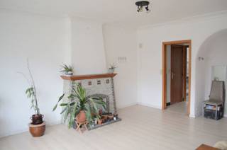 Gebouw met twee appartementen. Gelijkvloers: Inkomhal, garage en bergingen. Tuin.
Eerste verdieping: appartement met een slaapkamer, tweede verdieping, duplex appartement met drie slaapkamers.