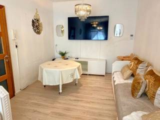 Rijwoning met 4 volwaardige slaapkamers op wandelafstand van alle winkels. De woning werd grotendeels gerenoveerd maar kan nog wat opfriswerk gebruiken. Living heeft een laminaatvloer en een klassieke grootte. Moderne keuken met voldoende kasten en gasvuur. Badkamer op het 1ste verdiep met bad, lavabo, wc en aansluiting voor wasmachine. Uniek aan dit huis zijn de 4 ruime slaapkamers waardoor een groot gezin hier kan wonen. Voldoende berging in de kelder. Instapklaar mits enkele kleine vernieuwingen zoals binnendeuren. Geen tuin, wel een klein terras van 5 m² op 1ste verdieping.