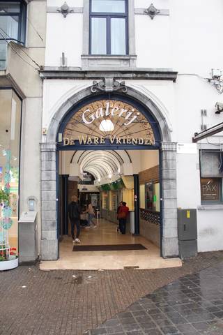 Ideaal gelegen winkelruimte vooraan in Galerij De Ware Vrienden gezien van het marktplein, dus midden in het stadscentrum van Hasselt.De winkel bevat...