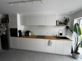 Instapklare halfopen bebouwing met parkeerplaats en EPC A in Bornem.<br /><br />Deze halfopen bebouwing is gelegen in een rustige omgeving in Bornem en werd gerenoveerd in 2024.<br /><br />De woning beschikt over een bewoonbare oppervlakte van 108 m² en is praktisch ingedeeld. Op het gelijkvloers bevindt zich een inkomhal met gastentoilet. Van daaruit kom je in de lichtrijke leefruimte met aansluitend een moderne keuken en toegang tot de tuin. Dankzij de grote raampartijen geniet u hier van veel natuurlijk licht en een aangename woonbeleving. Vanuit de keuken is er ook een zijingang naar een servitudeweg voor een gemakkelijke doorgang met fietsen.<br /><br />Op de verdieping vindt u 2 volwaardige slaapkamers en een badkamer die hedendaags is afgewerkt. De masterbedroom heeft een oppervlakte van 18m² met ingemaakte kasten.<br /><br />Buiten geniet u van een aangename tuin, ideaal om te ontspannen of om te genieten van zonnige dagen.<br /><br />Dankzij de grondige renovatie in 2024 heeft de woning een EPC A. Dit zorgt, in combinatie met de technische troeven zoals vloerverwarming en een ventilatie systeem D, voor een uitstekend wooncomfort.<br /><br />Parkeerplaats ter hoogte van Grootheide 52 is inbegrepen in de verkoopprijs.<br />