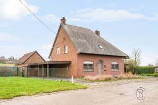 Property with Exceptional Potential Located in the beautiful Pays des Collines, at the foot of Saint-Laurent in Saint-Sauveur, this...