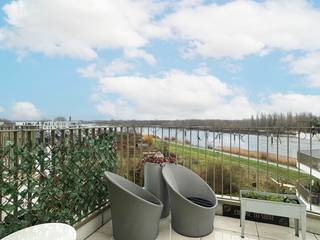 <strong>Zeer knap BEN nieuwbouwappartement op de 5de verdieping met fantastisch zicht op de Rupel! </strong><br /><br />Op één van de voormalige scheepswerven in Boom staat dit prachtig nieuw woonproject met 97 appartementen: Brig. De naam verwijst naar de brug die daar tot 1945 de linker- en rechteroever van de Rupel met elkaar verbond.<br />Dankzij Brig wordt het opnieuw een plek van verbinding en ontmoeting. Niet tussen oevers maar tussen mensen en de prachtige omliggende natuur.<br /><br />We betreden het appartement via de inkomhal, hier is een gastentoilet aanwezig, alsook de slaapkamer + badkamer die samen één zijn en de berging zijn hier te vinden. De inkomhal geeft toegang tot de ruime, lichtrijke leefruimte met moderne, open keuken. De keuken is volledig geïnstalleerd en voorzien van alle toestellen: een combi-oven, een kookplaat, een dampkap, een vaatwasser en een koelkast met vriesvak. <br /><br />Buiten is er een geweldig, zonnig terras met zicht op de Rupel, ideaal om te vertoeven tijdens mooi weer.<br /><br />Tevens beschikt het appartement nog over een autostaanplaats met een stopcontact incl. sleutel en een kelderberging.<br /> 
<ul>
	<li><strong>ELEKTRICITEIT VIA WATERSTOF</strong></li>
</ul>
Op het vlak van duurzame energie, maakt het project gebruik van de techniek van het bedrijf Elugie, dat ecologische oplossingen biedt voor elektriciteitsvoorziening via waterstof. De centrale, die op het dak van het project Brig is geplaatst, zet waterstof uit gas of groengas via een reactie met zuurstof om in elektriciteit. Het resultaat is 50 tot 98% CO2-reductie zonder uitstoot van fijne stofdeeltjes, ozon-precursoren of zware metalen. Bovendien kunnen alle overschotten van zonne- en windenergie omgezet worden in waterstofgas en via het bestaande gasnet opgeslagen en getransporteerd over langere perioden heen. Zo kan duurzame energie altijd beschikbaar gemaakt worden op het moment dat de verbruiker die nodig heeft.<br /> 
<ul>
	<li><strong>BINST ARCHITECTS</strong></li>
</ul>
KLAVERTJEVIER<br />Het architectenteam wilde in de eerste plaats een genereus ontwerp tekenen dat een evenwicht creëert tussen publiek en privaat domein, met een maximaal respect voor de oorspronkelijke publieke ruimte en in harmonie met de privacy van de appartementen. Door niet te kiezen voor het klassiek afbouwen van de perceelsgrens, maar voor een de atypische inplanting in de vorm van een klavertjevier werd die ambitie gehaald.<br /><br />Troeven:<br />+ BEN nieuwbouwappartement<br />+ Zeer knap terras!<br />+ Centraal gelegen in Boom<br />+ Autostaanplaats + kelderberging<br /> <br />Heeft u interesse en wenst u graag een bezoek? Surf dan naar onze website www.vbvastgoed.be.