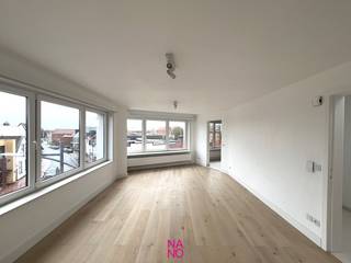 Volledig gerenoveerd, zeer lichtrijk en ruim hoekappartement met 2 slaapkamers en een mooi zicht op het hinterland gelegen op de tweede verdieping van een kleinschalige residentie en dit vlakbij DUINENWATER en het bruisende centrum van Knokke-Heist. Dit gezellig appartement werd recent volledig gerenoveerd alsook de gevel ( extra isolatie ) en de gemeenschappelijke delen en omvat een inkomhal, mooie lichtrijke living, volledig geïnstalleerde keuken voorzien van alle nodige toestellen, berging, 2 volwaardige slaapkamers en een gerenoveerde moderne badkamer met inloopdouche en toilet. Mogelijkheid tot aankoop van een autostaanplaats in het gebouw. Nieuw geactualiseerd EPC in opmaak.