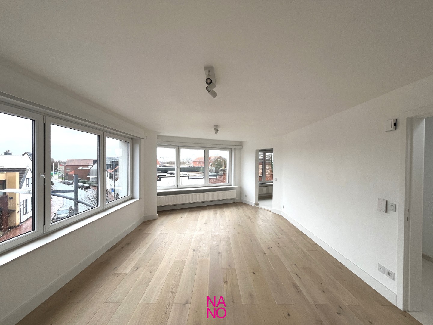 Volledig gerenoveerd, zeer lichtrijk en ruim hoekappartement met 2 slaapkamers en een mooi zicht op het hinterland, gelegen op de tweede verdieping van een kleinschalige residentie en dit vlakbij DUINENWATER en het bruisende centrum van Knokke-Heist. - foto 2