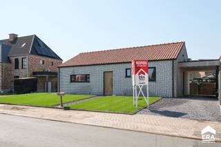 <p>Volledig gerenoveerde gelijkvloerse woning op een rustige groene locatie dicht bij het centrum van Pelt, scholen, openbaar vervoer, supermarkten en sportfaciliteiten. De woning is door de huidige eigenaar voorzien van alle moderne technieken en heeft EPC-label A. </p>
<p>De woning wordt casco+ opgeleverd: materialen, indeling en inrichting van badkamer en keuken is door de koper zelf te kiezen (offerte is beschikbaar voor beide ruimtes). De woning beschikt over 2 slaapkamers, een lichte woonkamer met open keuken, ruime badkamer en is volledig onderkelderd (toegang langs binnen en buiten). Het perceel is volledig aangelegd en voorzien van een houten carport.<br /><br /><u><strong>Enkele troeven:</strong></u></p>
<ul><li>Gelijkvloers te bewonen</li><li>EPC score A, zeer energiezuinig</li><li>Stroom conform AREI</li><li>Asbestveilig</li><li>2 slaapkamers</li><li>Ligging vlak bij alle voorzieningen</li><li>Keuze voor eigen afwerking van keuken en badkamer</li></ul>
<p><strong><u>Indeling;</u></strong></p>
<ul><li>Gelijkvloers: inkom, woonkamer met open keuken, terras, nachthal, slaapkamer 1, slaapkamer 2, apart toilet, badkamer, wasplaats</li><li>Kelder: verschillende compartimenten</li><li>Buiten: zonnig terras, aangelegde tuin, carport</li></ul>