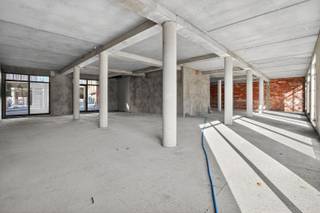 In het centrum van Oostrozebeke vinden we deze casco handelsruimte van 150m².<br /><br />De handelsruimte die nog volledig naar eigen wens kan ingedeeld worden is gelegen op het gelijkvloers van residentie 'Rosenbeca'. Daarnaast beschikt het pand over een uitstekende zichtbaarheid op een commerciële locatie. Door de grote raampartijen is deze ruimte ideaal als kantoor, praktijkruimte, handelspand en tal van andere mogelijkheden.<br /><br />Tot slot is er ook de mogelijkheid tot het aankopen van een garage en het aanpalend pand met een oppervlakte van 115 m² waardoor u van het geheel één grote ruimte kan maken.<br /><br /><strong>Kortom, bent u op zoek naar een multifunctioneel pand op een topligging te centrum Oostrozebeke?<br />Twijfel niet langer en leg vandaag nog uw bezoek vast!</strong>