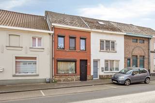 [[ DIT PAND NEEMT DEEL AAN DE ERA OPEN HUIZEN DAG OP 13/6 VAN 11:00 TOT 12:00 ]]
<p><strong>Scherpenheuvel-Zichem: gezinswoning te koop met tuin en garage in het centrum</strong></p>

<p>Deze woning is centraal gelegen in Scherpenheuvel-Zichem, met een vlotte verbinding naar Diest en nabij openbaar vervoer. Scholen, winkels en andere voorzieningen bevinden zich op wandel- en fietsafstand, wat zorgt voor een uiterst praktische en comfortabele ligging. Ideaal voor wie centraal wil wonen of op zoek is naar een interessante investering.</p>

<p>De woning is momenteel verhuurd, wat ze bijzonder aantrekkelijk maakt als opbrengsteigendom. Daarnaast beschikt ze over een eigen garage en een tuin.</p>

<p><strong>Indeling:</strong></p>

<ul><li><strong>Gelijkvloers: </strong>woonkamer, keuken met ontbijthoek, gang, badkamer, apart toilet en berging</li><li><strong>Eerste verdieping:</strong> nachthal en twee slaapkamers</li><li><strong>Zolder: </strong>berging met mogelijkheid tot het inrichten van een derde slaapkamer</li><li><strong>Buiten:</strong> tuin en garage</li></ul>

<p><strong>Troeven:</strong></p>

<ul><li>Centrale ligging nabij winkels, scholen en openbaar vervoer</li><li>Interessante investering (woning momenteel verhuurd)</li><li>Mogelijkheid tot derde slaapkamer op zolder</li></ul>

<p>Op zoek naar een centraal gelegen woning met investeringspotentieel en uitbreidingsmogelijkheden? Ontdek deze eigendom in Scherpenheuvel-Zichem en plan vandaag nog uw bezoek!</p>

<p><strong>JOUW DROOMWONING. ZO GEVONDEN!</strong></p>